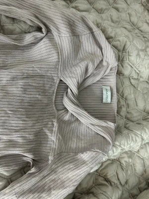 Fin tröja  - Säljer den för att jag rensar min garderob den är fin passar bra priset kan diskuteras 💞