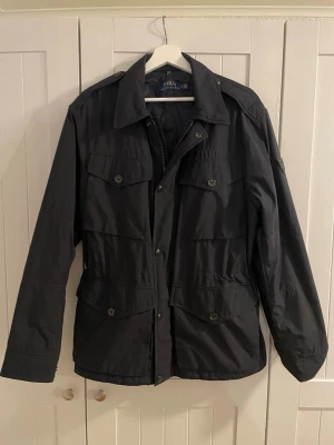 Svart vindjacka från Polo Ralph Lauren - Polo Ralph Lauren jacka | Storlek: M | Skick: Väldigt bra | Kvitto finns ej | Kom PM för frågor och fler bilder! 