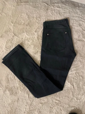 Mörkblå  jeans från Acne - Snygga mörkblå jeans från Acne i modellen Max Thunder med klassisk femficksdesign. Jeansen har en slimfit design. I bomull med en mjuk känsla. Perfekta för dig som gillar enkel och clean stil.