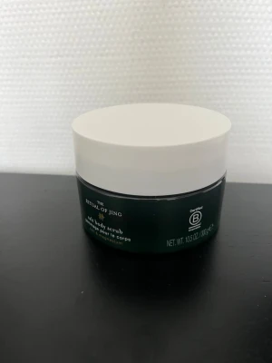 The Ritual of Jing salt body scrub - Salt body scrub från Rituals The Ritual of Jing i en rund, mörkgrön plastburk med vit skruvlock. Helt ny och oöppnad!
