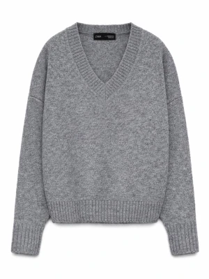 Stickad tröja  - Säljer denna slutsålda stickade tröja ifrån Zara. Inte alls mycket använd! Kom privat för fler bilder eller frågor❣️