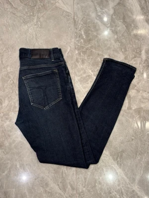 Tiger of Sweden Evolve Jeans - Tiger of Sweden Evolve Jeans | Modell: Evolve | Skick: Mycket fint | Nypris: 1599 kr | Storlek: W30/L32 | Hör av dig vid minsta fundering 📦