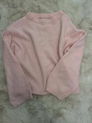 Ljusrosa stickad tröja - Mysig ljusrosa stickad tröja från lager 157 i storlek XS har används fåtal gånger ❤️