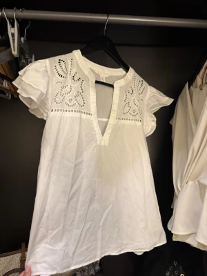 Vit kortärmad blus - En vit kortärmad blus från h&m. Bara använd en gång. Lite skrynklig på bilden.