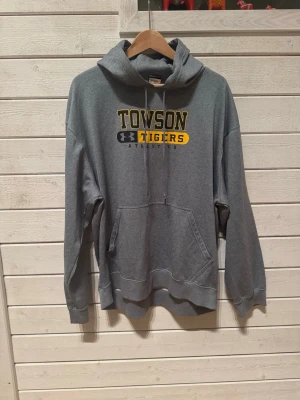 Grå under armor college hoodie - Grå under armor college hoodie. Storlek XL