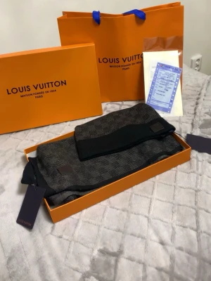 Zara mössa&halsduk - En fin sett halsduk från Zara med kvadrat svart och grå mönster 