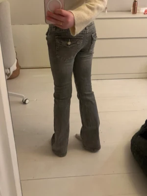 Grå bootcut jeans från Gina Tricot - Snygga grå jeans från Gina Tricot i storlek 146. Inga defekter. Säljer då de tyvärr blivit för små för mig❤️ Skriv vid frågor, jag svarar snabbt🤭