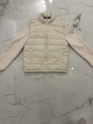 Oanvänd jacka från Zara - Jacka från Zara. Inte använt en enda gång. 