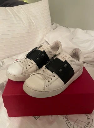 Valentino Garavani skor - Säljer ett par snygga Valentino Garavani. Det är dom perfekta skorna! Säljer då dom blivit lite för små i storleken, sparsamt använda💕💕💕låda och dustbag tillkommer, lågt pris då jag vill få dom sålt 