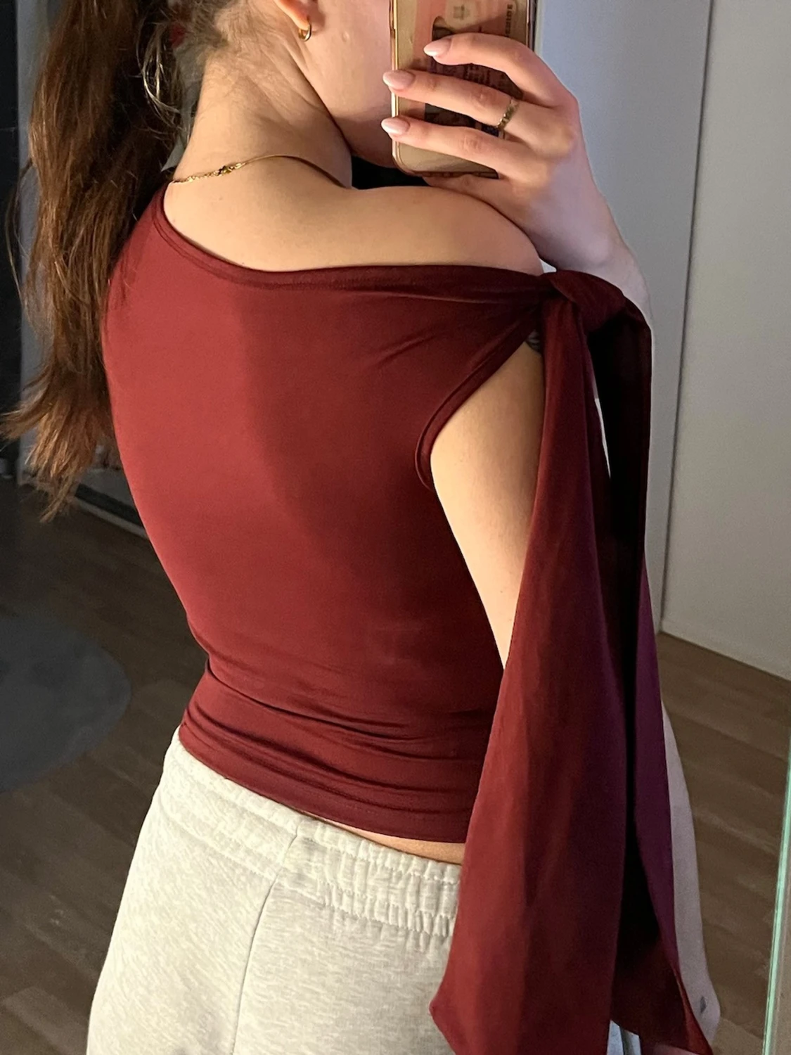 Vinröd oneshoulder topp med knyt - 1