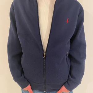 Ralph Lauren full-zip - Nästintill oanvänd Ralph Lauren zip-up. Köpt för 2499kr. Skriv för att förhandla pris. 