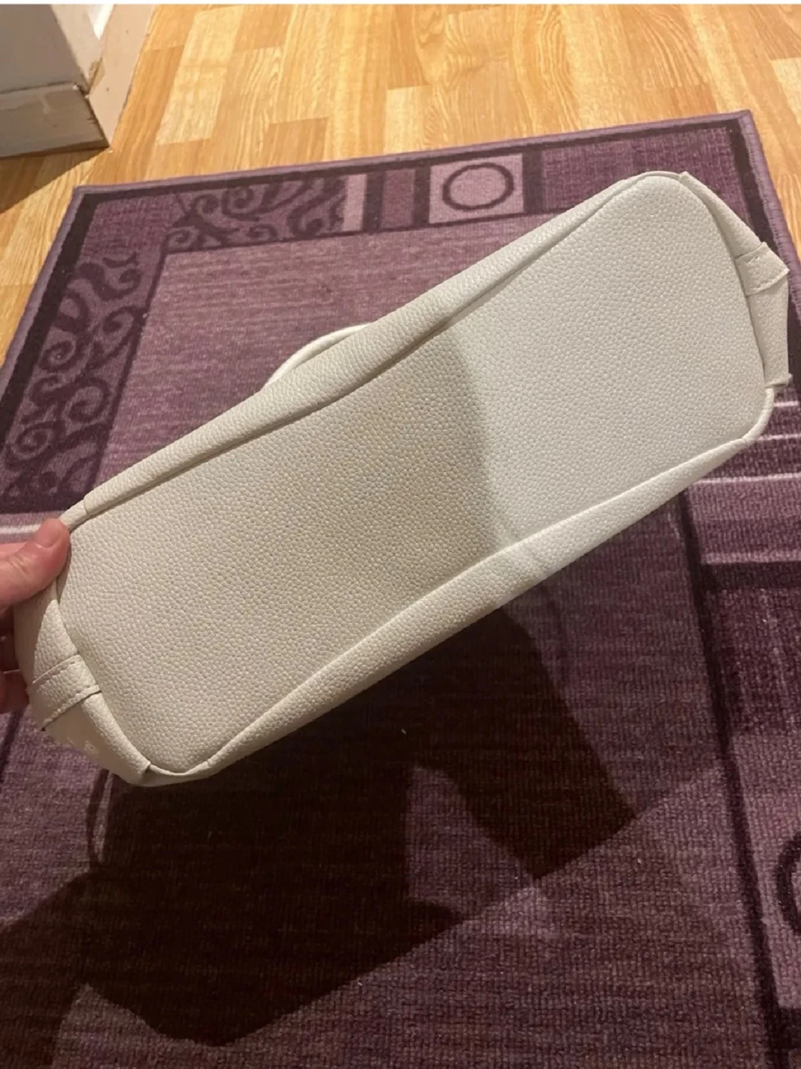 Vit handväska med gulddetaljer - 6