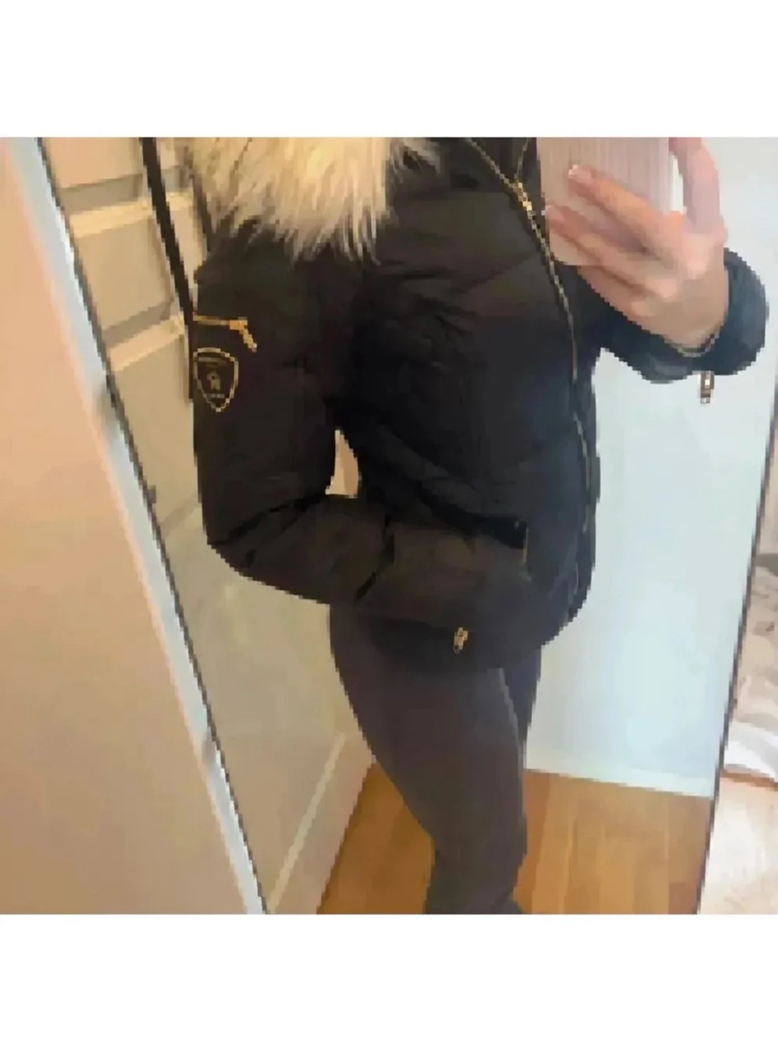 Svart pufferjacka med fuskpäls från Rockandblue - 3