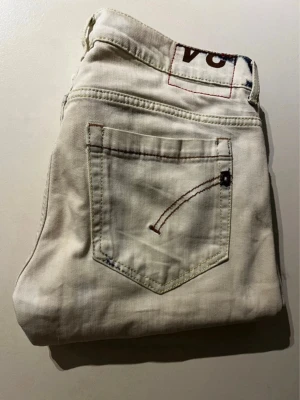 Dondup Jeans - 🤩Sjukt snygga Jeans säljes  ✅Plagget är noggrant kontrollerat av experter och är i toppenskick  👔Märke: Dondup  📐Passform: 107 cm långa  Perfekt för den som vill utveckla och sin stil till nästa nivå eller bara vill ha ett plagg som håller högsta kvalitet.   ⚠️Skriv vid intresse eller frågor  U20