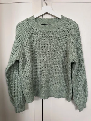 Ljusgrön grovstickad tröja XS - Mysig ljusgrön stickad tröja i storlek XS. Tröjan har ett grovt stickat mönster, rund hals och långa ärmar med ribbade muddar. Sparsamt använd.
