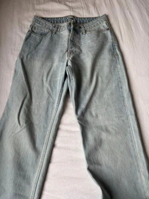 Ljusblå jeans från Cubus  - Säljer ett par ljusblå jeans. Har använt den en gång och de är i ny skick. Original pris 500kr