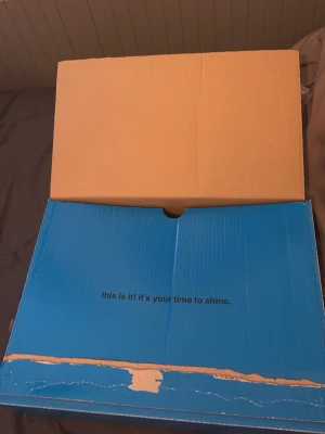 Ingen sko synlig på bilderna - Det finns inga skor på bilderna, endast en Adidas padelracket och Wilson padelbollar i en kartong. Ingen information om skor kan ges.