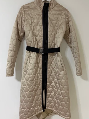 Vinterjacka  - Lång vinter jacka med bälte.