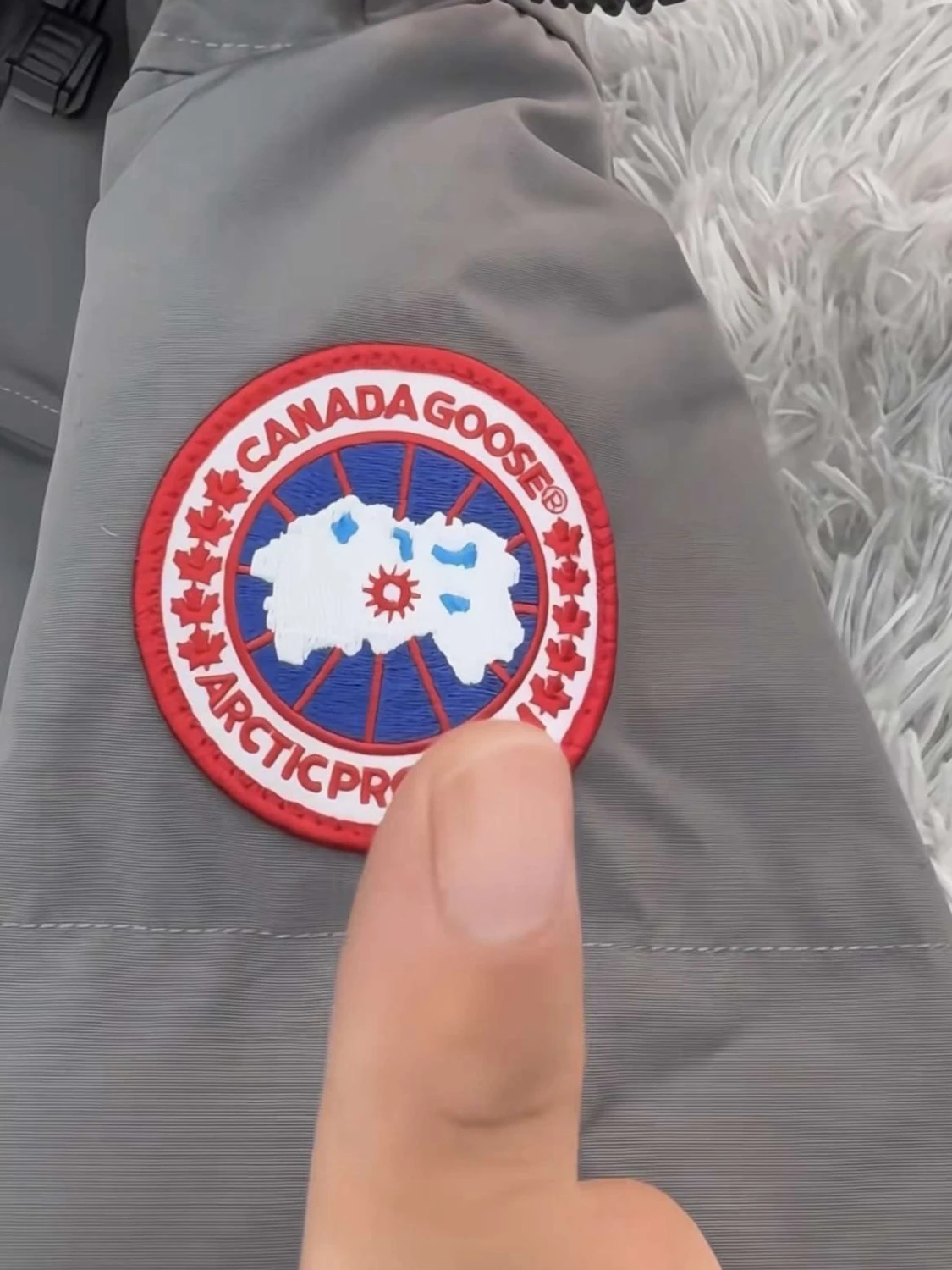 Grå pufferjacka från Canada Goose - 1