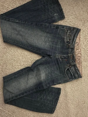 Lågmidjade Bootcut Jeans. - Lågmidjade Bootcut Jeans. Köpte från A2vintage!! Super snygga och jätte Lågmidjade. Säljer dock för dom är för korta och för små (är 172cm) skulle nog passa någon med storlek 34. Måtten är ungefär: midja: 38cm och innerbenslängd: 79cm. 