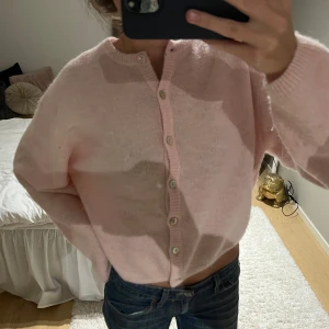 Rosa stickad kofta! - Fin rosa kofta med knappar 🩷