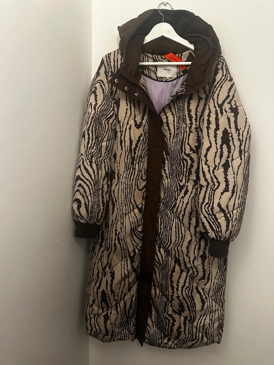Beige och brun quiltad dunjacka från Nümph