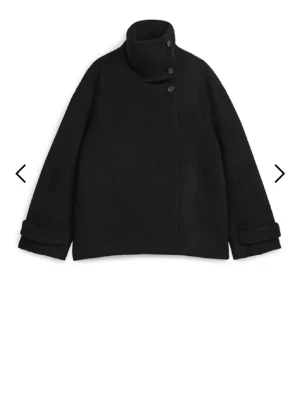 Arket kappa - Svart arket kappa, helt slutsåld❣️pris kan diskuteras!