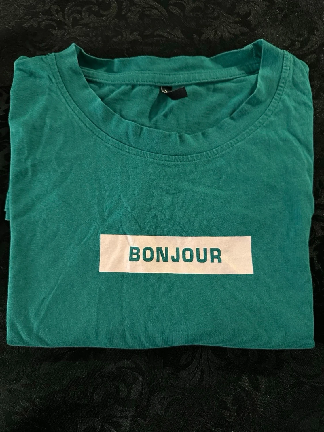 Grön t-shirt med BONJOUR-tryck storlek M  - 1