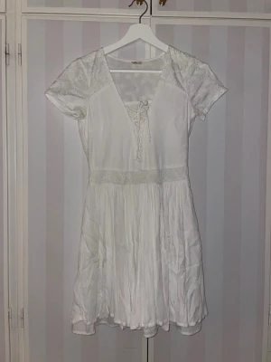 Studentklänning - Vit söt klänning från Hollister som passar fint till studenten! 🫶🏻