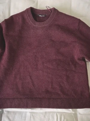 Vinröd stickad tröja - Vinröd tröja från Gina Tricot, nästintill helt ny inga defektioner💕