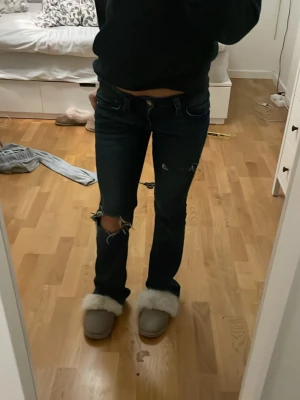 Mörkblå slitna jeans Gina Tricot - Säljer ett par mörkblå jeans från Gina Tricot i storlek 154, på bakfickorna saknas de en knapp!! Kommer inte till användning 💗