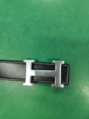 Bälte med H-format spänne – no brand - ✨ Nytt bälte! ✨ 	•	Längd: 110 cm 	•	Finns i vitt & svart ⚪⚫ 	•	Stilrent och praktiskt för alla tillfällen 👌  💖 Köp fler – spara mer! 	•	2 stycken eller fler → rabatt gäller! 🎉