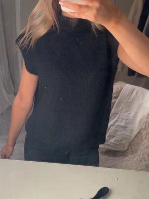 Svart stickad kortärmad!!  - Säljer en svart stickad tröja kortärmad med en liten krage. strl Xs, Är som ny. 