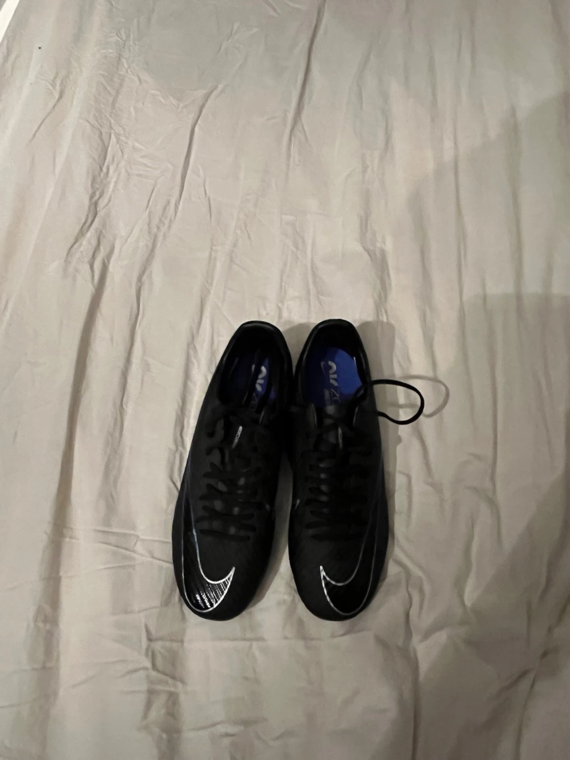 Nike svarta fotbollsskor med blå sula - 3