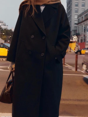 Svart oversized kappa från Zara - Säljer en svart, lång och oversized kappa från Zara med dubbelknäppning och breda slag. Jackan har två framfickor. Den är lite nopprig vid armar. Annars i bra skick!