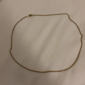 Guld smycken allt för 400kr - Snyggt set med guldpläterad ring med tigerhuvud, tvinnat armband och matchande halsband. Ringen har detaljerat tigeransikte som ger en cool vibe. Armbandet och halsbandet har tvinnad kedja som ger extra stilpoäng. Perfekt för dig som vill sticka ut med dina accessoarer.