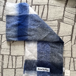 Acne studies scarf - Helt nya aldrig använt. 