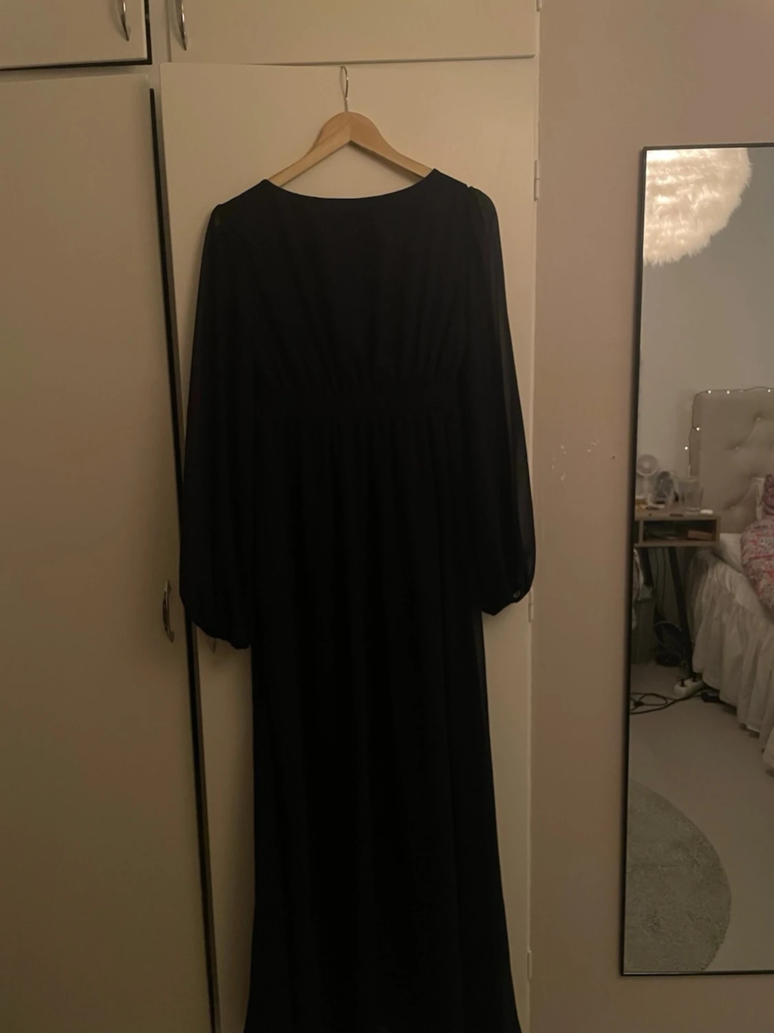 Marinblå långklänning med v-ringning och slit - 1