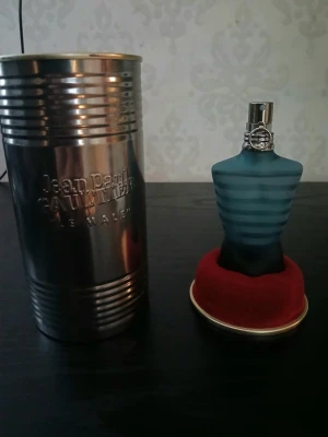 Jean Paul Gaultier Le Male 40ml - Klassisk Jean Paul Gaultier Le Male i unik designad flaska. Eau de toilette, 40 ml. Tillverkad i Spanien. Perfekt storlek för att ta med sig och en ikonisk doft för dig som vill sticka ut. Använd ett fåtal gånger, ca 37 ml kvar (se bild 3). Nypris: 769kr / Mitt pris: 499kr