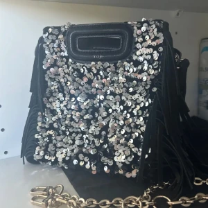 Maje väska  - Maje väska med paljetter. Den är knappt andvändigt och köpte den ny i butik. Den är superfin att matcha med super många outfits🥰 pris kan alltid diskuteras! Nypriset är ca 4000kr säljer inte ns för hälften!!