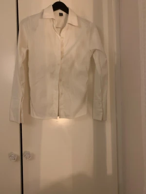 Vit skjorta figursydd - Vit skjorta figursydd från shein, nästan oanvänd! Lite Office siren look! 