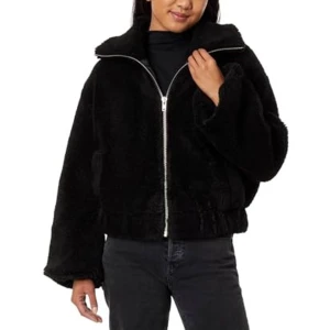 Svart teddyjacka med dragkedja - Mysig svart teddyjacka med oversized passform och hög krage. Jackan har en rejäl dragkedja framtill och breda ärmar för en chill look. Perfekt när du vill vara både varm och snygg. Passar till allt och är superenkel att styla. Lappen har blivit klippt och lämnat två revor i fodret. Se sista bilden.