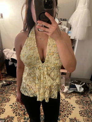 Halterneck topp från Gina Tricot  - Aldrig använd💕