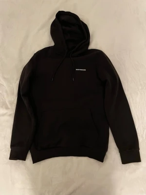 Svart hoodie med motiv - En mysig svart hoodie med ett fint sakuraträd motiv på baksidan! Den kom tyvärr aldrig till användning för mig så den är i princip oanvänd😊