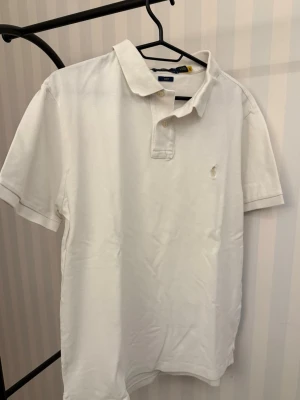 Ralph lauren piké  - Ralph lauren piké - storlek L i barnstorlek (passar xs) - skick 8/10 - fler frågor? Kontakta mig.