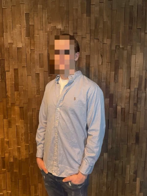 Blå skjorta från Ralph Lauren  - Snygg ljusblå skjorta från Ralph Lauren i Classic Fit. Storleken är 16: 32/33 viket är amerikanska storlekar då den är köpt där och den storleken motsvara L! Modellen är 188 och väger 78. Hör av er vid intresse, priset går alltid att diskutera! 