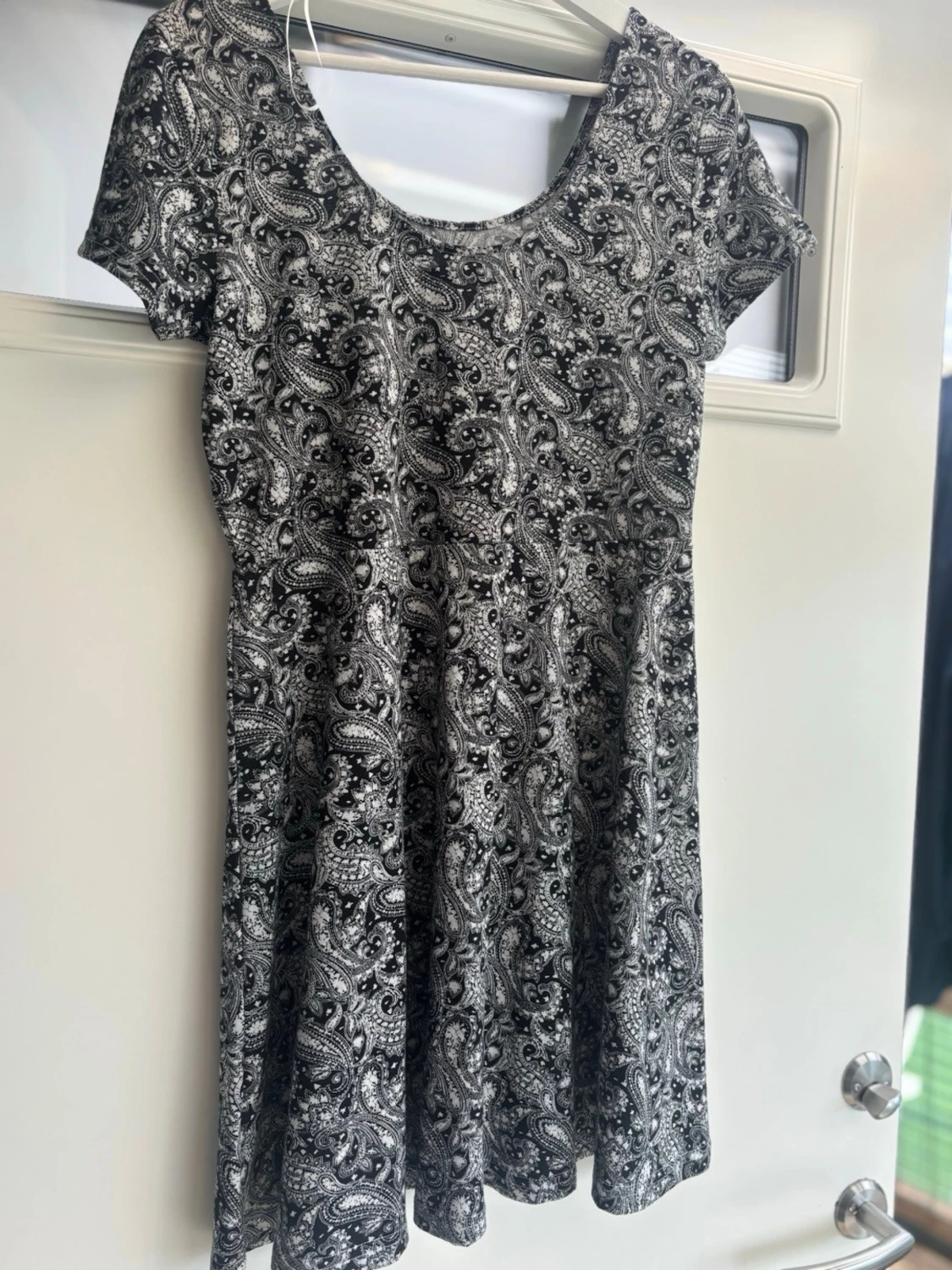 Svartvit paisleymönstrad kortklänning