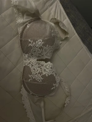 Vit intimissmi bh - Säljer denna fina intimissmi bh pågrund av att den inte kommer till användning  ( använt 2 gånger )