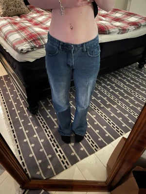Mid/low waist baggy jeans - Snygga blå jeans med rak passform och klassisk femficksdesign. De har en knapp och dragkedja framtill. Perfekta för en avslappnad stil.  Skriv för fler bilder.