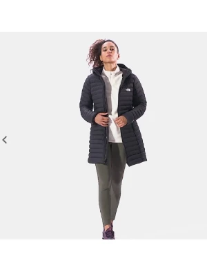 Svart lång dunjacka från The North Face - Säljer en svart lång dunjacka från The North Face med huva och horisontella sömmar. Jackan har dragkedja framtill och är perfekt för kyliga dagar. Klassisk design med diskret logga på bröstet. Passar dig som gillar en stilren och sportig look.